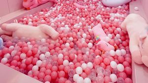 Cute! Kafe Serba Pink Ini Ajak Pengunjung Ngopi Sambil Berenang di Kolam Unicorn