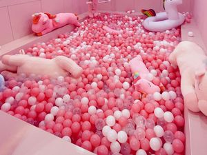 Cute! Kafe Serba Pink Ini Ajak Pengunjung Ngopi Sambil Berenang di Kolam Unicorn Cute! Kafe Serba Pink Ini Ajak Pengunjung Ngopi Sambil Berenang di Kolam Unicorn