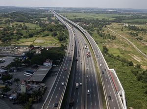 Padat Kendaraan, Tol Layang MBZ Arah Cikampek Ditutup Sementara Padat Kendaraan, Tol Layang MBZ Arah Cikampek Ditutup Sementara