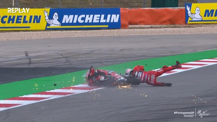 Bagnaia terjatuh di sesi kualifikasi MotoGP Portugal. Foto: Dok. MotoGP Bagnaia terjatuh di sesi kualifikasi MotoGP Portugal. Foto: Dok. MotoGP
