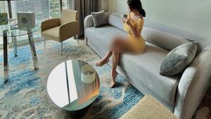 Potret Seksi Anastasya Khosasih Saat Jajan Kaki Lima hingga Makan di Hotel