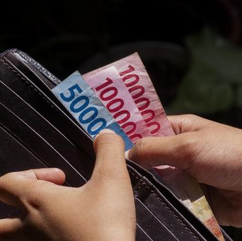 Ilustrasi dompet berisi uang rupiah