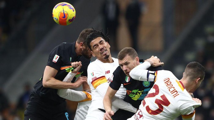 MILAN, ITALY - FEBRUARY 08: Edin Dzeko (C) of FC Internazionale competes for the ball with Chris Smalling (L) and Gianluca Mancini (R) of AS Roma during the Coppa Italia match between FC Internazionale and AS Roma at Stadio Giuseppe Meazza on February 08, 2022 in Milan, Italy. (Photo by Marco Luzzani/Getty Images)
