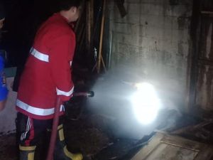 Gudang Kayu di Buleleng Terbakar, Diduga Gara-gara Puntung Rokok Gudang Kayu di Buleleng Terbakar, Diduga Gara-gara Puntung Rokok