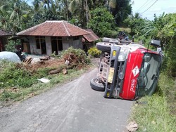 Tak Kuat Nanjak, Truk Beton Terguling di Desa Gunung Salak Tabanan