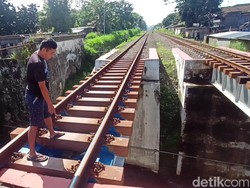 Berbahaya! Ini Lokasi Bocah Masuk Kolong Rel Kereta di Cimahi