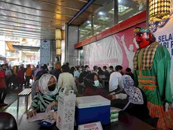 Senangnya Warga Ikut Vaksin COVID Booster Berhadiah Sembako di Tanah Abang