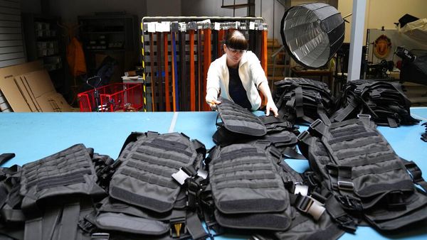 Melihat Pembuatan Rompi Anti Peluru untuk Relawan Ukraina