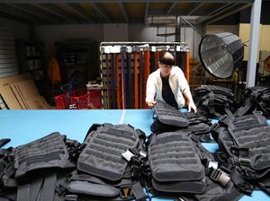 Melihat Pembuatan Rompi Anti Peluru untuk Relawan Ukraina Melihat Pembuatan Rompi Anti Peluru untuk Relawan Ukraina