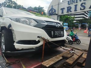 Mobil Tabrak Separator Busway dan Terbalik di Depan Trisakti Jakbar