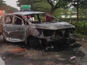 Mesin Sempat Mati Mendadak, Mobil Rental Terbakar Hebat di Tuban Mesin Sempat Mati Mendadak, Mobil Rental Terbakar Hebat di Tuban