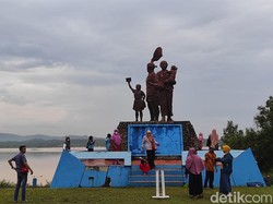 Perantau Wonogiri, Kapan Terakhir Kamu Foto di Bawah Patung Ini?