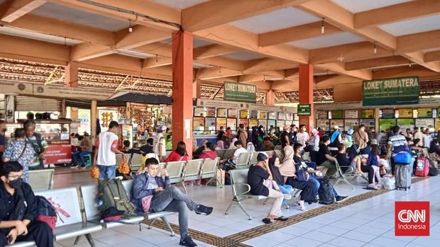 Pemudik tujuan Sumatera terpantau mendominasi antrean di Terminal Kampung Rambutan, Ciracas, Jakarta Timur pada Sabtu (23/4). Jarak mudik yang jauh membuat pemudik memilih untuk pulang kampung lebih awal agar sampai sebelum Lebaran dan tak terjebak macet. Walau begitu, pemudik tujuan Jawa justru terpantau lengang. (CNN Indonesia/Fiqih Rusdy)