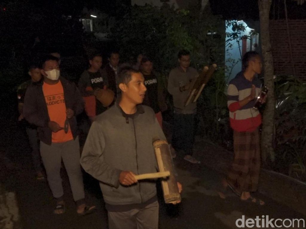 Onclong, Tradisi Bangunkan Sahur di Banjarnegara