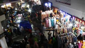 Jelang Lebaran, Pasar Tanah Abang Dipadati Pengunjung