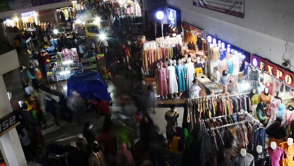 Jelang Lebaran, Pasar Tanah Abang Dipadati Pengunjung