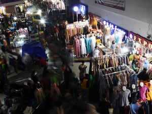 Jelang Lebaran, Pasar Tanah Abang Dipadati Pengunjung