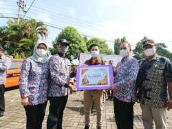 Pemkot Mojokerto Serahkan Bansos Tunai ke Rumah 1.023 Lansia