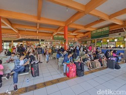 H-9 Lebaran, Terminal Kampung Rambutan Dipadati Pemudik