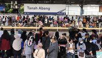 Penampakan Ramainya Stasiun Tanah Abang