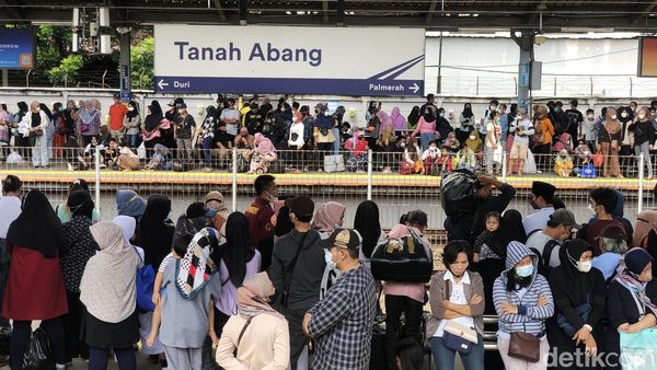 Penampakan Ramainya Stasiun Tanah Abang