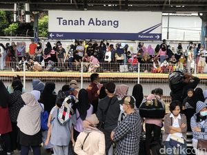 Penampakan Ramainya Stasiun Tanah Abang