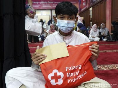 Ratusan Anak Yatim Terima Santunan dan Sembako