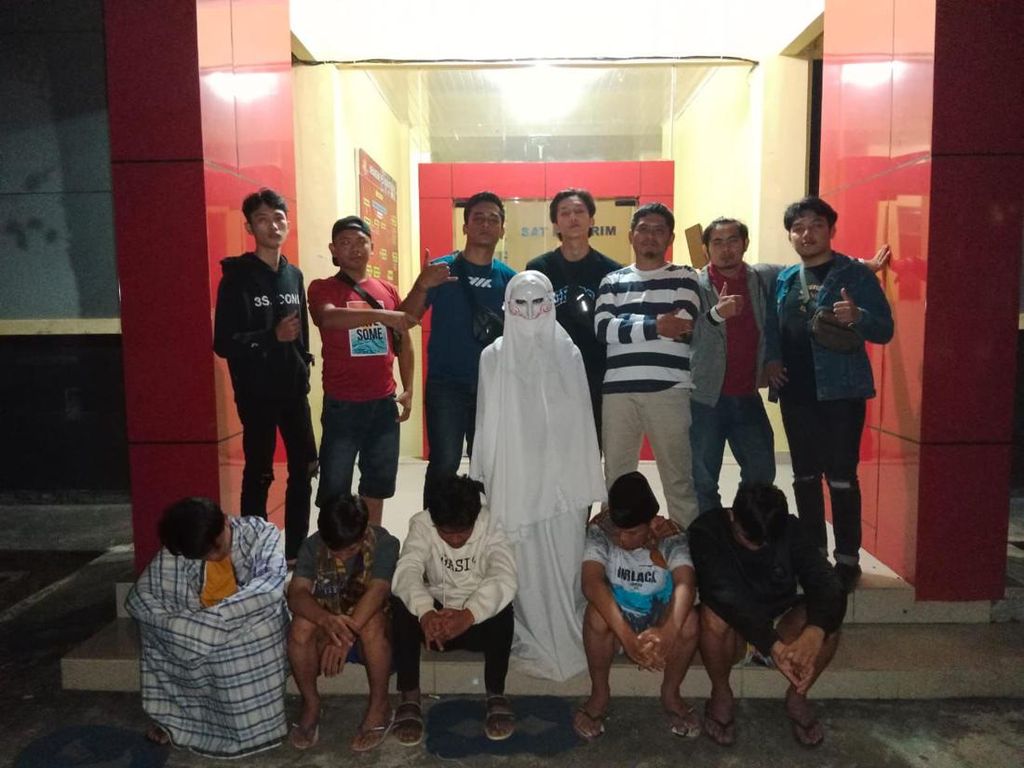 Nyamar Jadi Pocong untuk Takuti Warga, 6 Remaja di Lebong Ditangkap