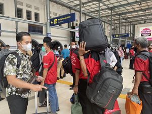 Bahagianya Porter Stasiun Pasar Senen, Banjir Rezeki saat Ramai Pemudik