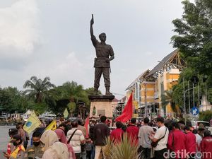 Massa Mahasiswa Demo di Bundaran Gladak Solo, Ini Tuntutannya