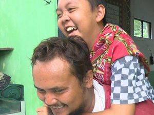 Air Mata Tukang Sampah Kala Anaknya Idap Kanker Otak, Mari Kita Bantu