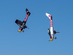 Tengok Olahraga Ekstrem Ini: Bertukar Pesawat di Udara!