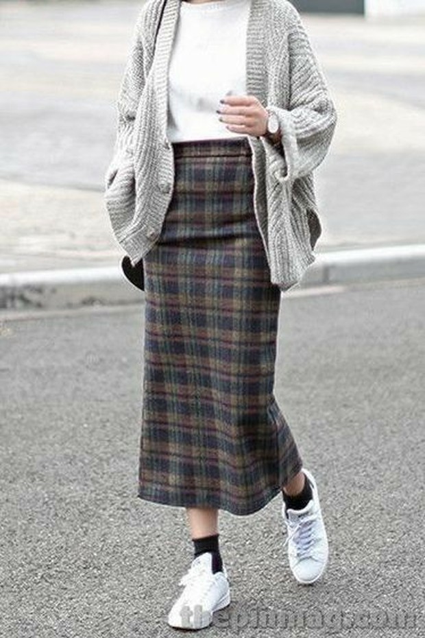 perpaduan rok tartan selalu berkesan elegan