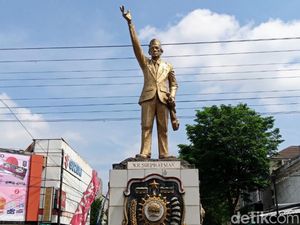 Berdiri Gagah, Patung WR Soepratman Menanti Mudikers Purworejo Berdiri Gagah, Patung WR Soepratman Menanti Mudikers Purworejo