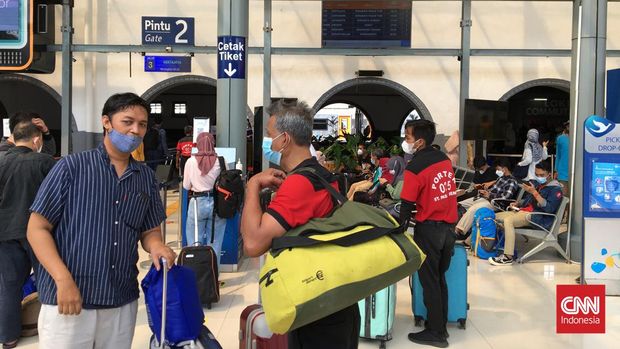 Porter tampak semangat menanti para pemudik sembari menawarkan jasa angkut barang di Stasiun Pasar Senen, Jakarta Pusat