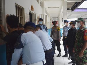 Gelar Sidak, Lapas Cibinong Bogor Sita Sejumlah Handphone Napi Gelar Sidak, Lapas Cibinong Bogor Sita Sejumlah Handphone Napi
