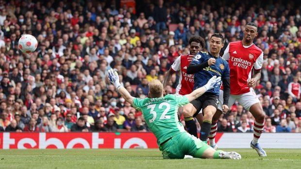 Soccer Football - Premier League - Arsenal v Manchester United - Emirates Stadium, London, Britain - April 23, 2022 Manchester United's Cristiano Ronaldo scores their first goal Action Images via Reuters/Paul Childs EDITORIAL USE ONLY. No use with unauthorized audio, video, data, fixture lists, club/league logos or 'live' services. Online in-match use limited to 75 images, no video emulation. No use in betting, games or single club /league/player publications. Please contact your account representative for further details.