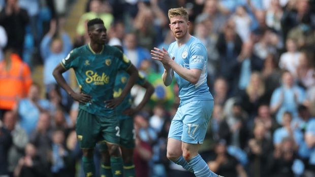 Soccer Football - Premier League - Manchester City v Watford - Etihad Stadium, Manchester, Britain - April 23, 2022 Manchester City's Kevin De Bruyne applauds fans as he walks off to be substituted REUTERS/Phil Noble EDITORIAL USE ONLY. No use with unauthorized audio, video, data, fixture lists, club/league logos or 'live' services. Online in-match use limited to 75 images, no video emulation. No use in betting, games or single club /league/player publications.  Please contact your account representative for further details.
