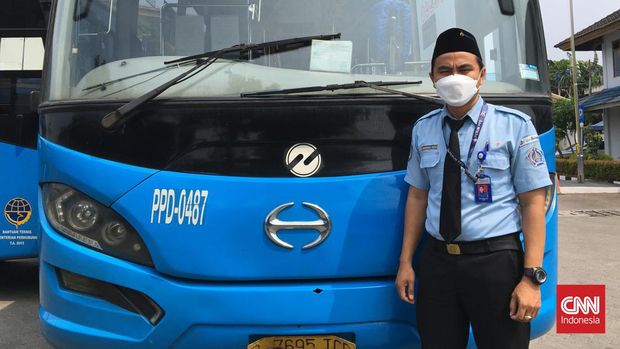 Mohamad Noh, sopir Transjakarta bergelut cari rezeki saat Ramadan. Bangun jam 3 pagi untuk cek rutin dan mulai mengemudi jam 5 pagi adalah rutinitasnya setiap hari.