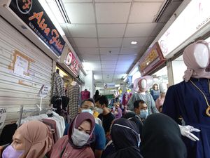 Pasar Tanah Abang Dipadati Warga Jelang Lebaran, Jalanan Sekitarnya Macet