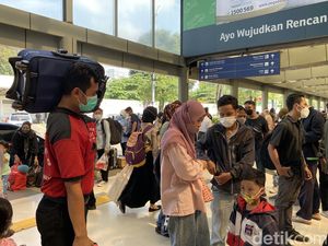 Sabtu Pagi Ini, Pemudik Padati Stasiun Pasar Senen