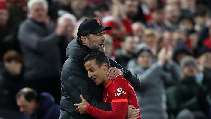 LIVERPOOL, ENGLAND - NOVEMBER 24: Thiago Alcantara of Liverpool is congratulated by Juergen Klopp, Manager of Liverpool after being substituted during the UEFA Champions League group B match between Liverpool FC and FC Porto at Anfield on November 24, 2021 in Liverpool, England. (Photo by Clive Brunskill/Getty Images)
