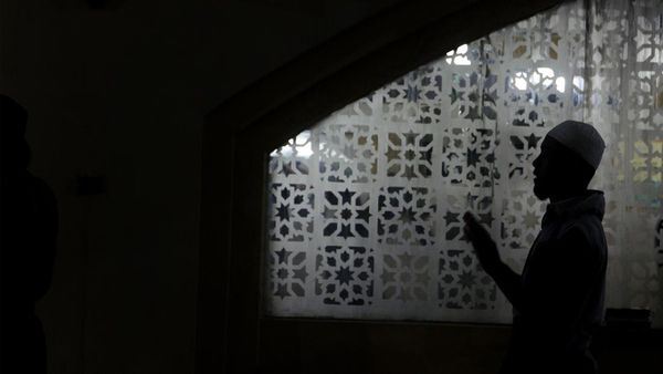 Umat Muslim Mulai Iktikaf di Masjid