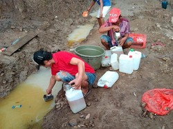 Polisi Usut Penyebab Tandon Minyak Goreng Bocor Jadi Rebutan Warga Parepare