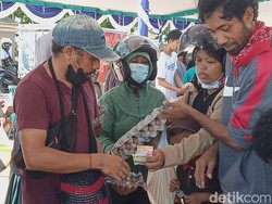 Warga di Timika Berdesakan Berebut Minyak Goreng dan Telur Murah