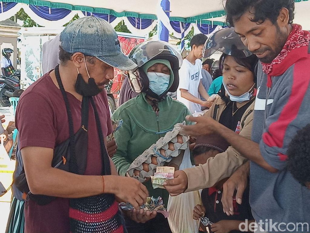 Warga di Timika Berdesakan Berebut Minyak Goreng dan Telur Murah Warga di Timika Berdesakan Berebut Minyak Goreng dan Telur Murah