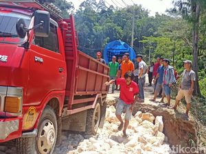 Jalan Penghubung Kecamatan di Toraja Utara Amblas, Satu Truk Terperosok