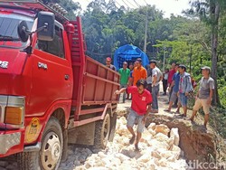 Jalan Penghubung Kecamatan di Toraja Utara Amblas, Satu Truk Terperosok