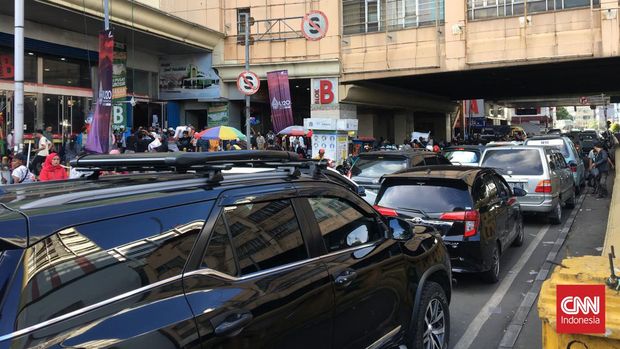 Sejumlah titik parkir liar di sekitar Pasar Tanah Abang juga dipadati kendaraan para pengunjung.