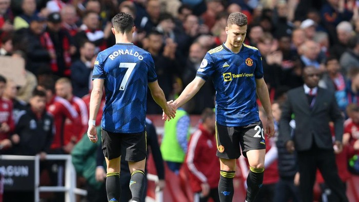 LONDON, ENGLAND - APRIL 23: Cristiano Ronaldo and Diogo Dalot of Manchester United shake hands after the Premier League match between Arsenal and Manchester United at Emirates Stadium on April 23, 2022 in London, England. (Photo by Mike Hewitt/Getty Images)
